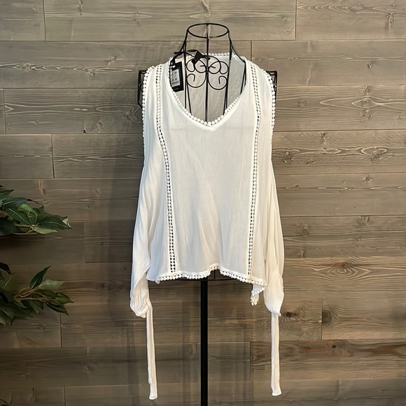 BNWT white cut out shoulder blouse - Picture 1 of 7